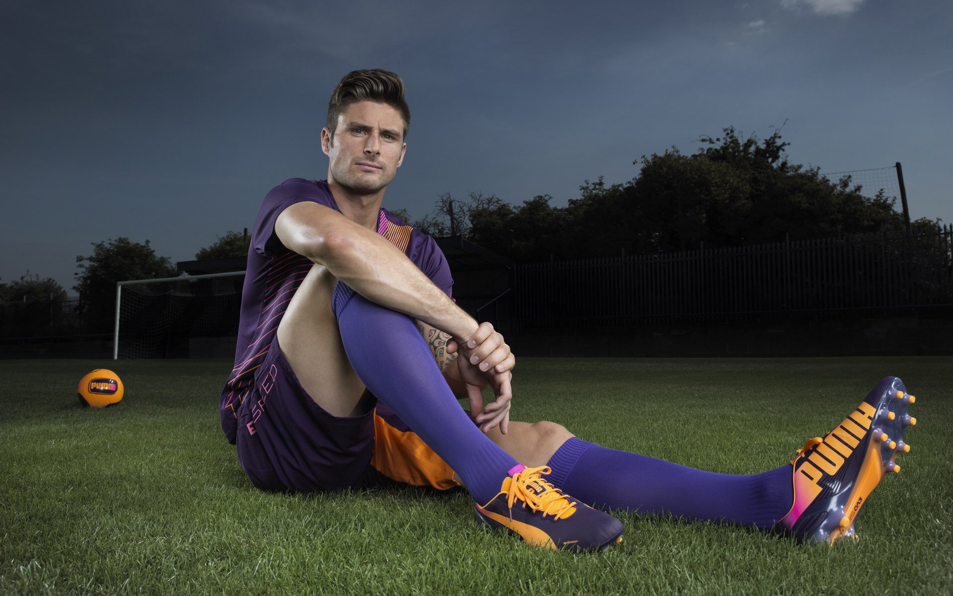 艾伦·汉森在利物浦英超夺冠庆典中担任颁奖嘉宾,艾伦vs埃森